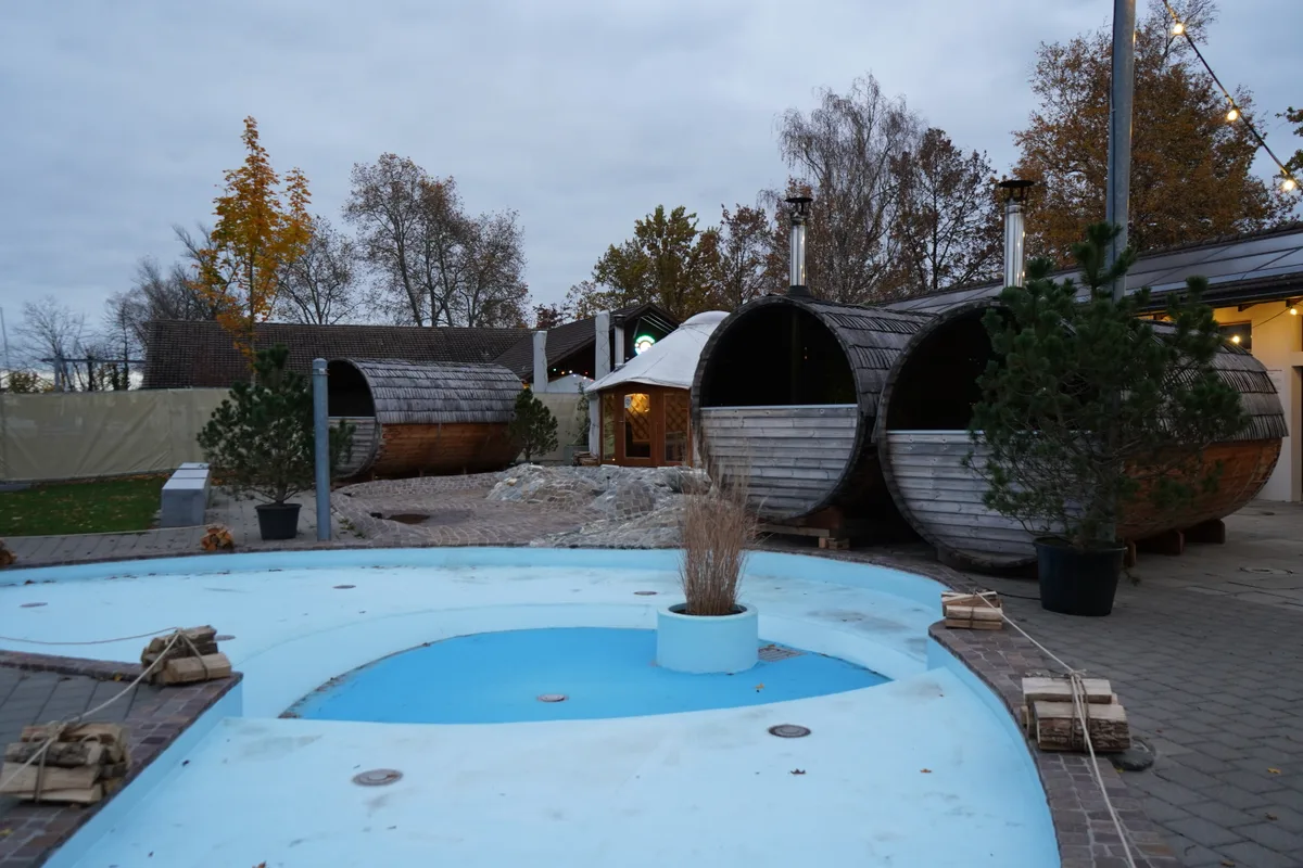 Ein Kinderbädli und drei Sauna-Holzfässer.